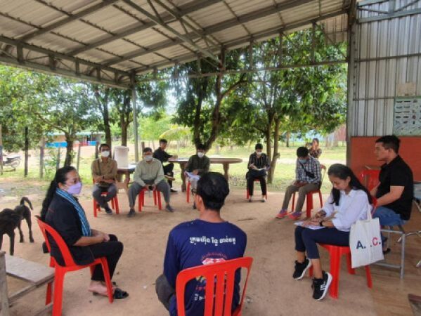 ក្រុមការងារគ្រប់គ្រងគម្រោង(PMU) ដើម្បីពិនិត្យការសម្ភាសន៍កសិករនៅក្នុងសហគមន៍កសិកម្មស្តីពីការវាយតម្លៃការប្រើប្រាស់ពូជស្វាយចន្ទីរបស់វិទ្យាស្ថានស្រាវជ្រាវ និងអភិវឌ្ឍន៍កសិកម្មកម្ពុជា