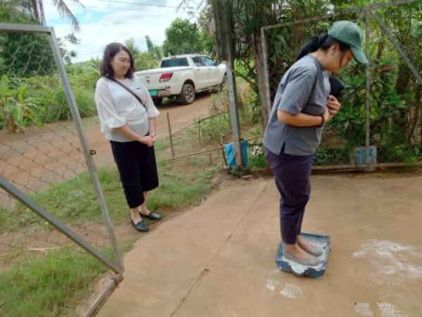 អង្គភាពគ្រប់គ្រងគម្រោង និងក្រុមការងារ ADB’s Review Mission ចុះពិនិត្យកសិដ្ឋានចិញ្ចឹមមាន់ស្រែយកកូនរបស់លោកស្រី ពុត សុជា ជាសមាជិកសហគមន៍កសិកម្មបៃតងគោកស្រុក នៅខេត្តត្បូងឃ្មុំ