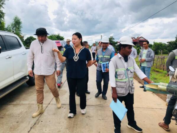 ក្រុមការងាចុះពិនិត្យផ្លូវភូមិសាលាវិស័យ-ភូមិអូរគ្រូកែ ខេត្តកំពង់ធំ និងជួបជាមួយសហគមន៍កសិកម្មទំនើបប្រាសាទសំបូររុងរឿង