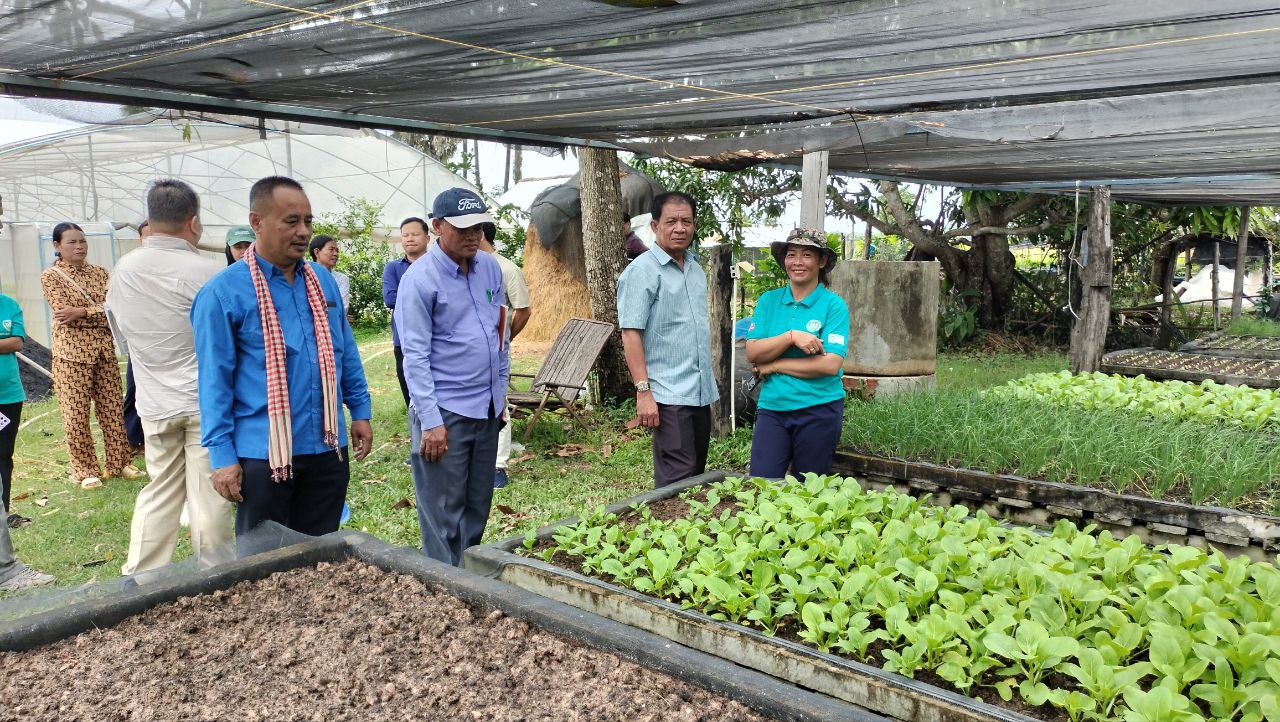 ក្រុមបេសកម្មវាយតម្លៃពាក់កណ្តាលគម្រោង របស់ធនាគារអភិវឌ្ឍន៍អាស៊ី និងក្រុមការងារអនុវត្តគម្រោង ACSEP បានពិនិត្យ និងពិភាក្សាជាមួយសហគមន៍កសិកម្ម បន្លែសុវត្ថិភាពធម្មជាតិ ខេត្តសៀមរាប