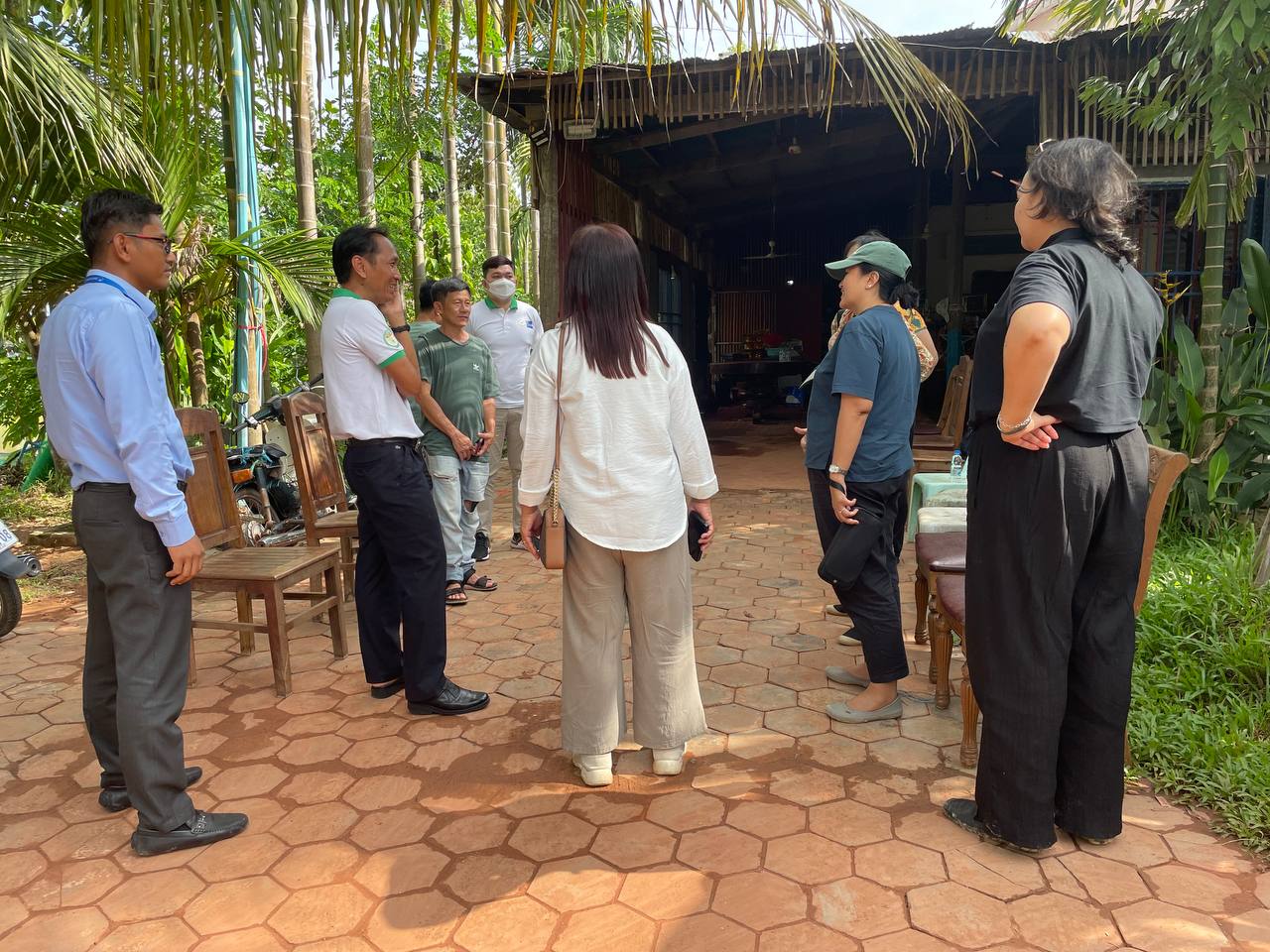 ក្រុមបេសកម្មវាយតម្លៃពាក់កណ្តាលគម្រោង របស់ធនាគារអភិវឌ្ឍន៍អាស៊ី និងក្រុមការងារអនុវត្តគម្រោង ACSEP បានពិនិត្យ និងពិភាក្សាជាមួយកសិដ្ឌានចិព្ចឹាមមាន់ តាំង លីឃាង ក្នុងខេត្តសៀមរាប