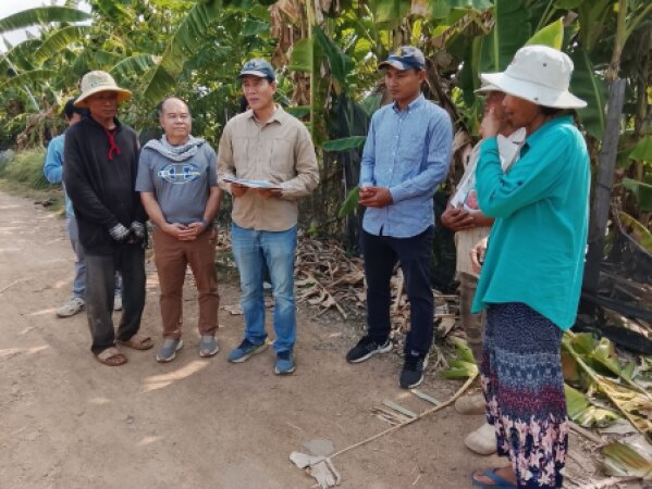 ចុះពិនិត្យមើលការងារនៅមូលដ្ឋានរបស់សហគមកសិកម្ម និងសមាជិក